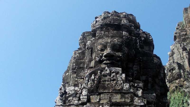 Angkor statue