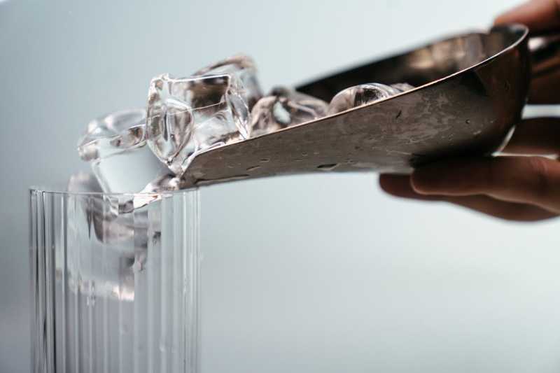 Clear Ice from Slow Cooling